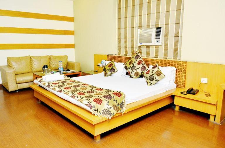 Hotel Mandakini Plaza Kanpur Eksteriør billede