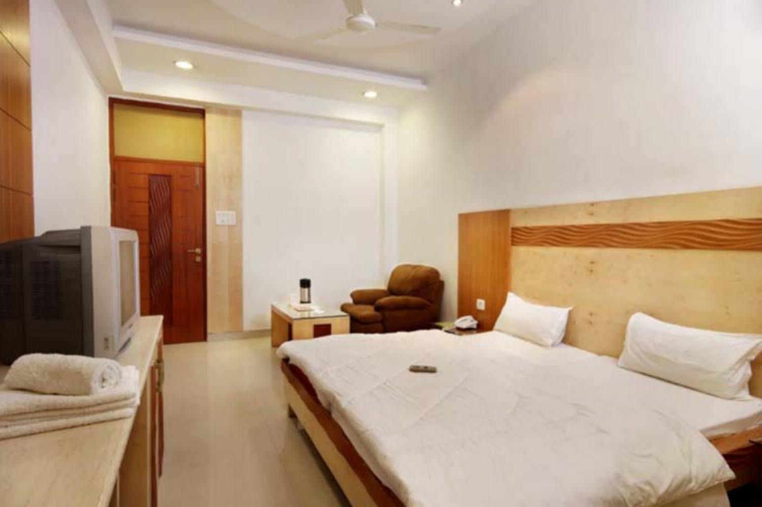 Hotel Mandakini Plaza Kanpur Værelse billede